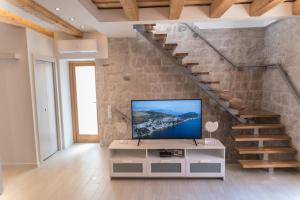 TV a/nebo společenská místnost v ubytování Limestone Heritage House