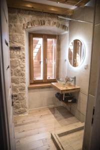 y baño con lavabo y espejo. en Limestone Heritage House, en Trogir