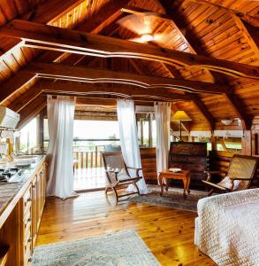 un soggiorno con soffitti in legno e una grande finestra di Senteur Vanille a Saint-Gilles-les Bains