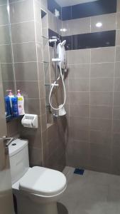 ein Bad mit WC und Dusche in der Unterkunft D'Kroll Vega Residensi Cyberjaya 1 Bedroom Suite in Cyberjaya