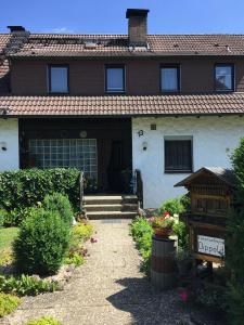 ein Haus mit einem Schild davor in der Unterkunft Ferienwohnung Dippold in der fränkischen Schweiz in Heiligenstadt