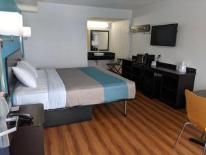 una habitación de hotel con una cama y un escritorio en Motel 6 Chattanooga - Airport, en Chattanooga