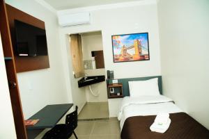TV a/nebo společenská místnost v ubytování London Executive Hotel