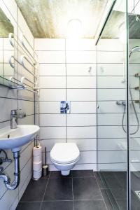 ein Badezimmer mit Toilette und Waschbecken in der Unterkunft Life's a Beach Cottage in Palanga + 25 Fotos