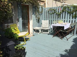 eine Terrasse mit einem Tisch und Stühlen auf einer Terrasse in der Unterkunft Garden flat 1 in Llandudno