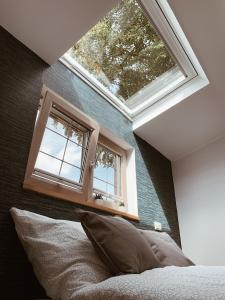um quarto com uma grande janela por cima de uma cama em Lytte Hytte - Ferienhaus Wingst em Wingst