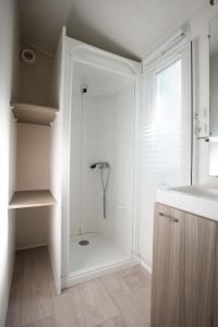 La salle de bains est pourvue d'une douche et d'un lavabo. dans l'établissement Camping de Brouël, à Ambon