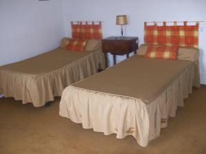 Habitación con 2 camas, sofá y mesa. en Le Domaine Du Chapitre, en Carcassonne
