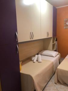 ノートにあるCasa Vacanze Noemiのベッド1台とキャビネット付きの小さな部屋です。