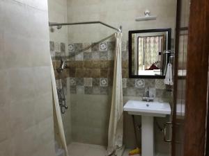 Koupelna v ubytování Tatvamasi Homestay