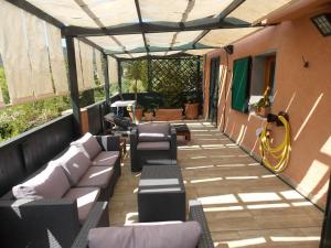 un patio con sofás y sillas en el balcón en Apartment Villa Luna en Magazzini