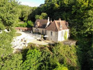 una vista aérea de una casa en el bosque en Le Relais des galets en Domme