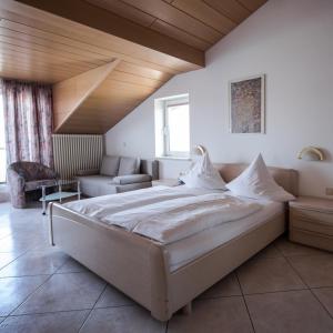 ein Schlafzimmer mit einem großen Bett in einem Zimmer in der Unterkunft Landhotel Bodensee in Konstanz