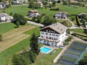 Bazén v ubytování Hotel Due Pini nebo v jeho okolí