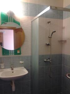 a bathroom with a shower and a sink at Guest House Golden Flake 4km from Bolata beach in Bŭlgarevo