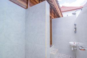 ein Badezimmer mit Dusche, Toilette und Waschbecken in der Unterkunft Wooden Beach Sunset Cottages in Nusa Lembongan + 45 Fotos