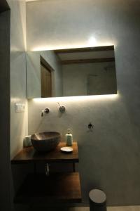 ein Badezimmer mit einem Waschbecken und einem Spiegel in der Unterkunft La Rosa de los Vientos in Casas del Abad