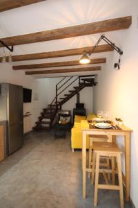 ein Wohnzimmer mit einem Tisch und einem gelben Sofa in der Unterkunft La Rosa de los Vientos in Casas del Abad