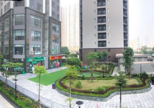 un parc au milieu d'une ville avec de grands bâtiments dans l'établissement Techgarden Workstay Dorm - Coworking Space, à Hanoï