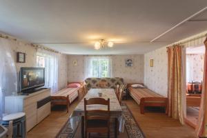TV a/nebo společenská místnost v ubytování Kalamehe Farmstay + 13 fotografií