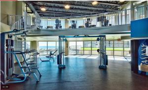 Fitness centrum a/nebo fitness zařízení v ubytování LAKETOWN 5 POOLs STEPS TO BEACH FAMILY FRIENDLY