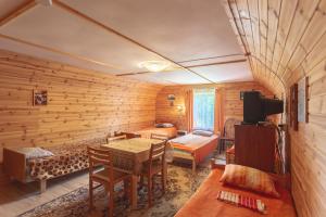 TV a/nebo společenská místnost v ubytování Kalamehe Farmstay