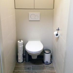 - une petite salle de bains avec toilettes dans une cabine dans l'établissement Appartement verhuur Zeedijk Middelkerke Sunbeach, à Middelkerke