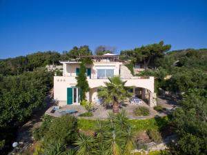 een luchtzicht op een huis op een heuvel met bomen bij Villa Le Terrazze plus Pool in Gagliano del Capo