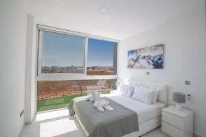 une chambre avec un lit avec une grande fenêtre dans l'établissement Villa Alana, à Protaras 21 autres photos