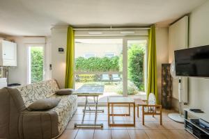 a living room with a couch and a table at Instant-Léman in Thonon-les-Bains