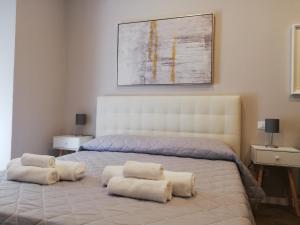 una camera da letto con un grande letto con due cuscini di Bixio Suites a La Spezia