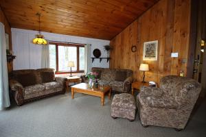 a living room with two couches and a table at Spacious Townhouse Great for large groups family Snow Flake in Killington