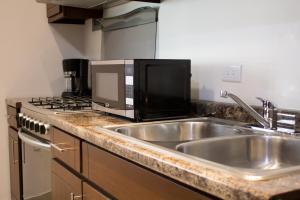 Kuchyň nebo kuchyňský kout v ubytování Madison Suites