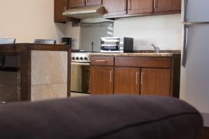 Kuchyň nebo kuchyňský kout v ubytování Madison Suites