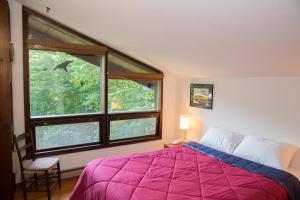 Katil atau katil-katil dalam bilik di Perfect secluded 3 bedroom cozy getaway home Hawk Landing