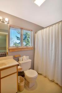 חדר רחצה ב-Beautiful condo with fireplace, on site spa & fitness center Woods Resort 26