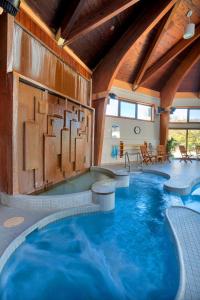 基靈頓的住宿－Beautiful condo with fireplace, on site spa & fitness center Woods Resort 26，一座大型游泳池,位于一座带大型游泳池的建筑内
