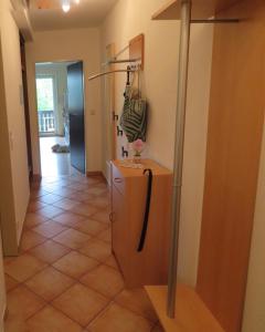 un couloir avec un réfrigérateur dans une pièce dans l'établissement Ferienwohnung - Missen-Wilhams Allgäu, à Missen-Wilhams 9 autres photos