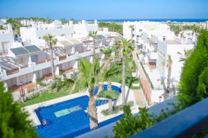 vista aerea di un resort con piscina e palme di Residencial Linnea Sol by Mar Holidays a Playas de Orihuela