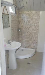 y baño con lavabo, aseo y ducha. en Racha guest house MERO, en Ambrolauri