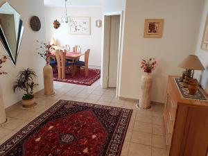 een woonkamer met een tafel en een eetkamer bij Ferienhaus am Rheintor in Andernach