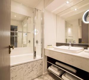 Um banheiro em Boulevard Hotel