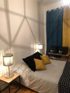 1 dormitorio con 1 cama con 2 lámparas en Jules Janin, en Saint-Étienne