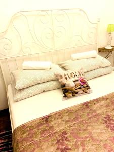 Una cama blanca con toallas encima. en Gorod Patriarshie Hostel, en Moscú
