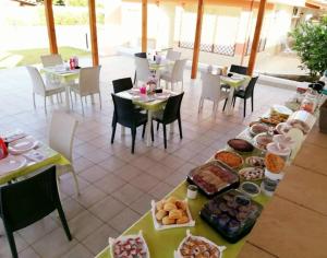 una mesa con comida en un restaurante en B&B Villa Matari, en Fontane Bianche
