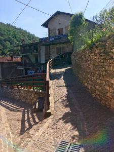 un arco iris en una pared de ladrillo junto a un edificio en casa vacanza serena, en Palazzago