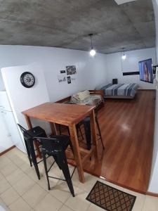einen Tisch und Stühle in einem Zimmer mit einem Bett in der Unterkunft Depto calle 20 y 37 - monoambiente, muy bonito y luminoso! in La Plata