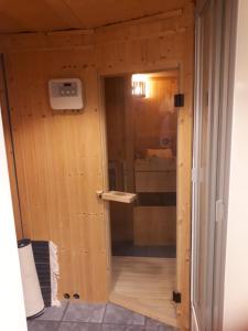 een deur naar een kamer met een badkamer bij 4you in Berlijn