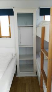 a small bedroom with a bunk bed and a ladder at Chalet Seazon O1 in Buren