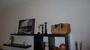 Un estante con un bolso y una cesta. en Algarve/Sra da Rocha, en Porches